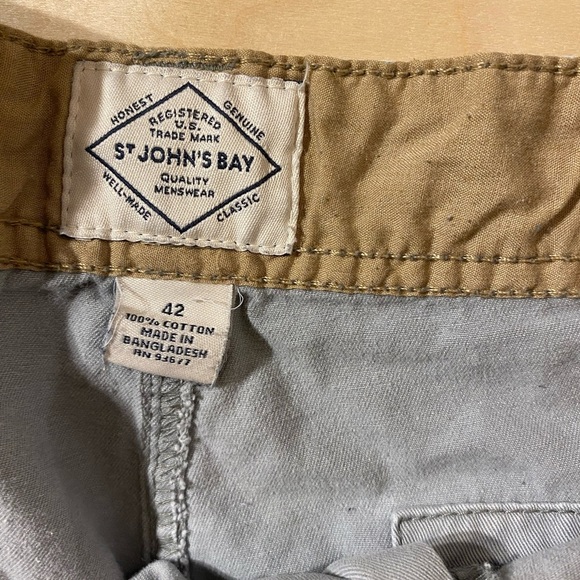 St. John’s Bay Men's Gray Cargo Shorts 42 (HS) - Picture 6 of 10